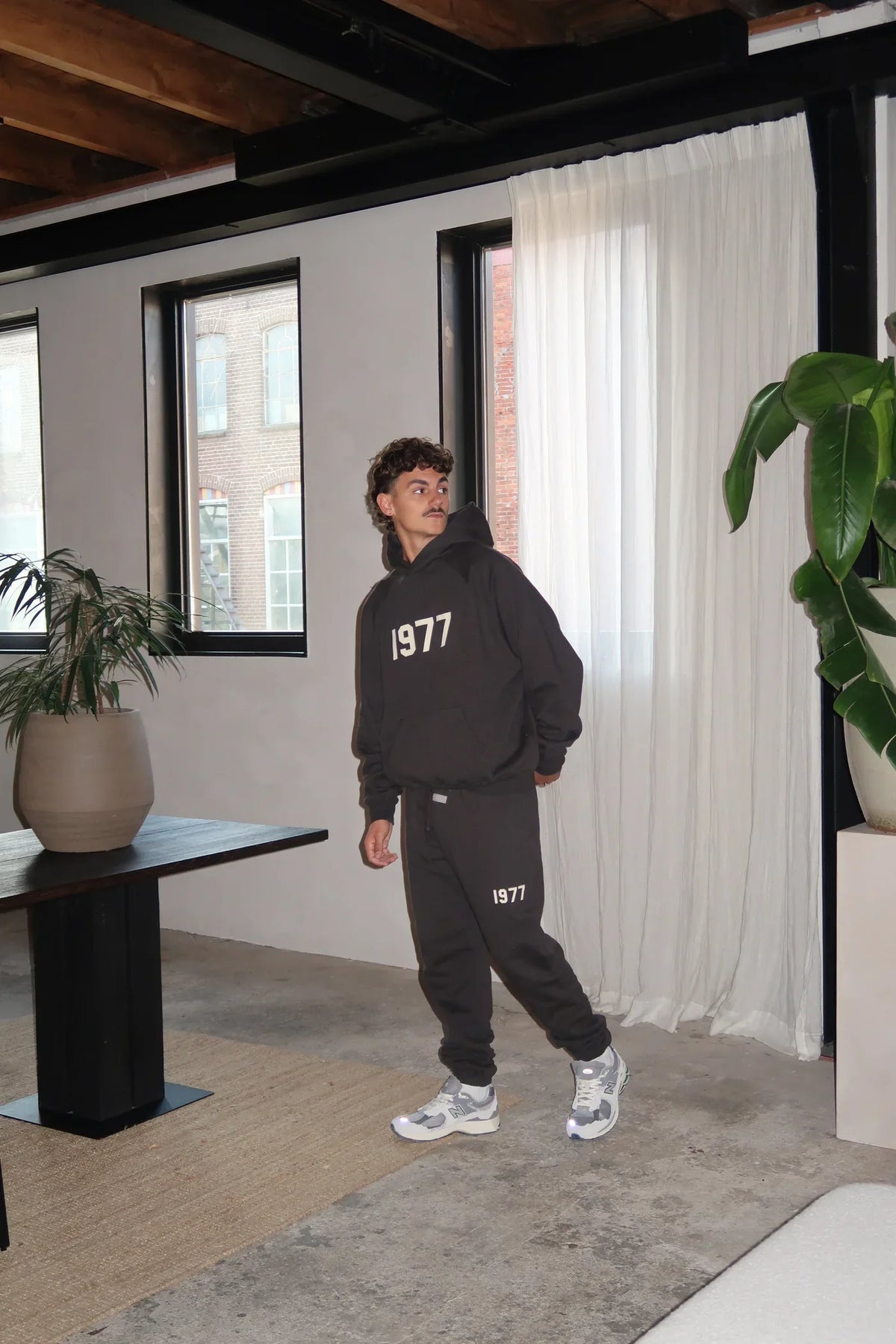 Fear of God Essentials 1977 Iron Schwarz Komplettset
